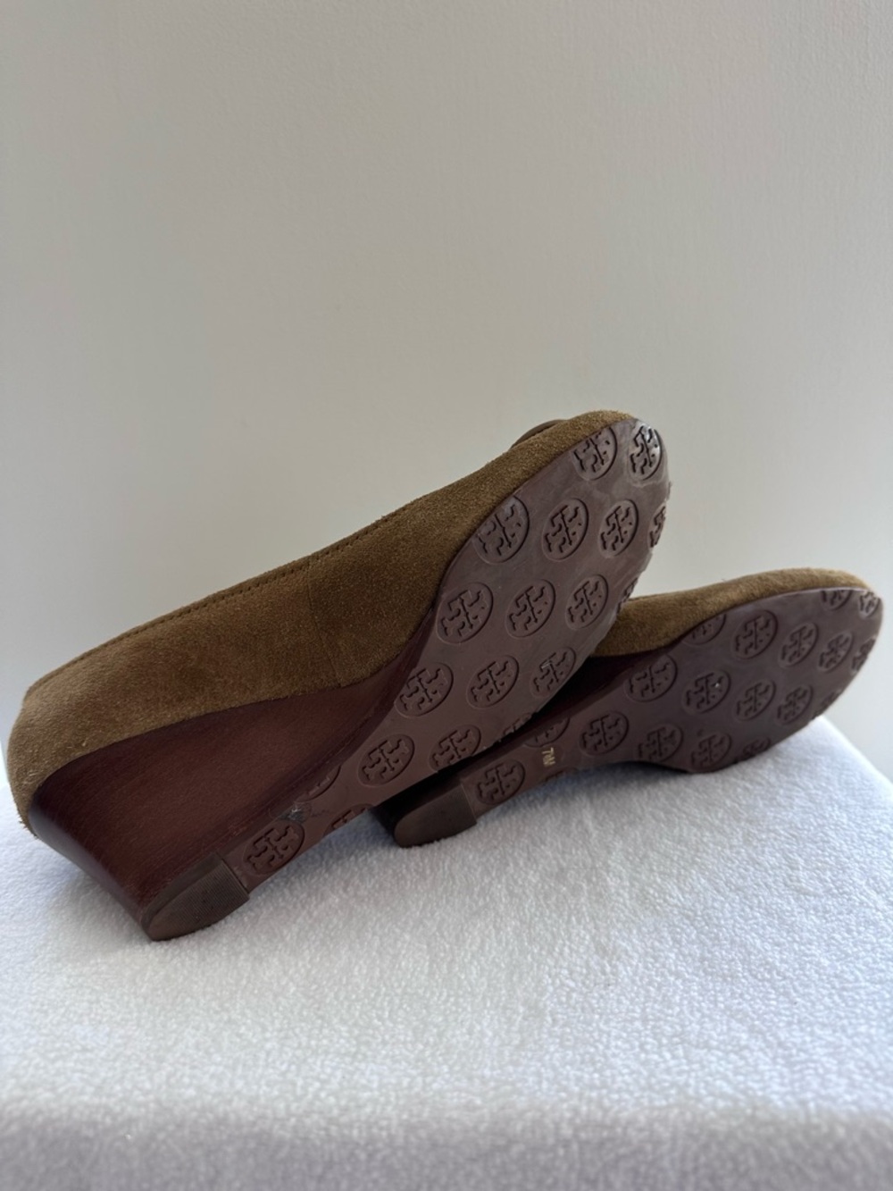 Tory Burch Tan Suede Logo Round-Toe Pumps - Picture 4 of 6